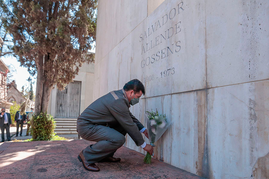 Presidente Castillo coloca ofrenda floral en tumba de Salvador Allende Videos Agencia